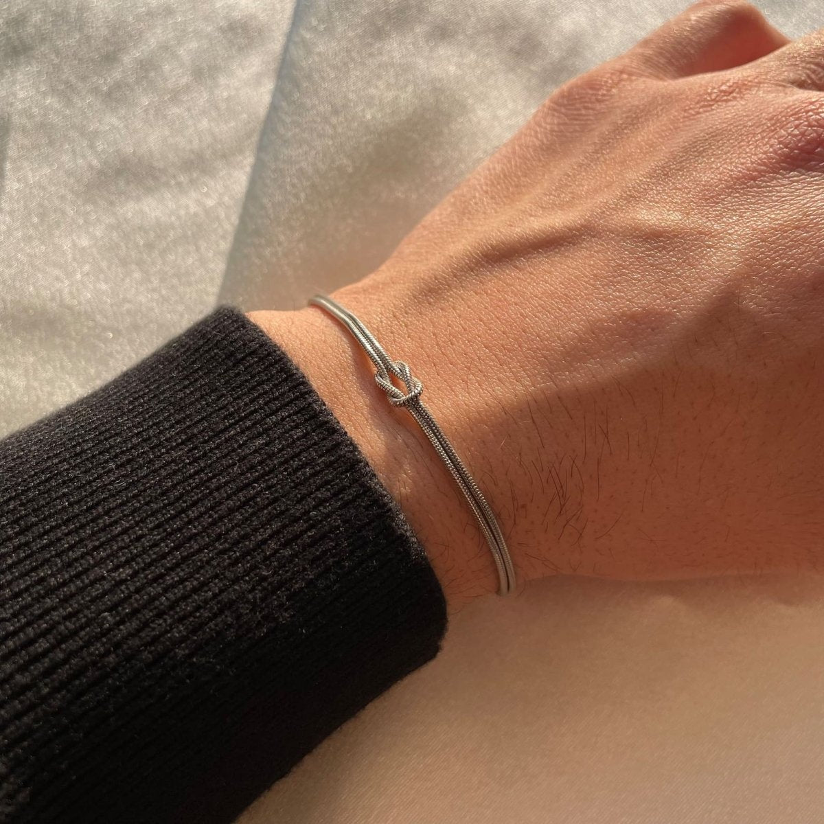 Amour – Minimalistisches Armband mit Liebesknoten