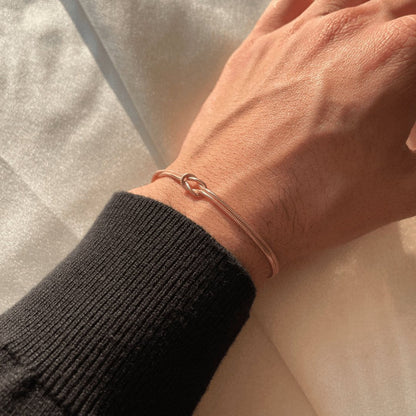 Amour – Minimalistisches Armband mit Liebesknoten